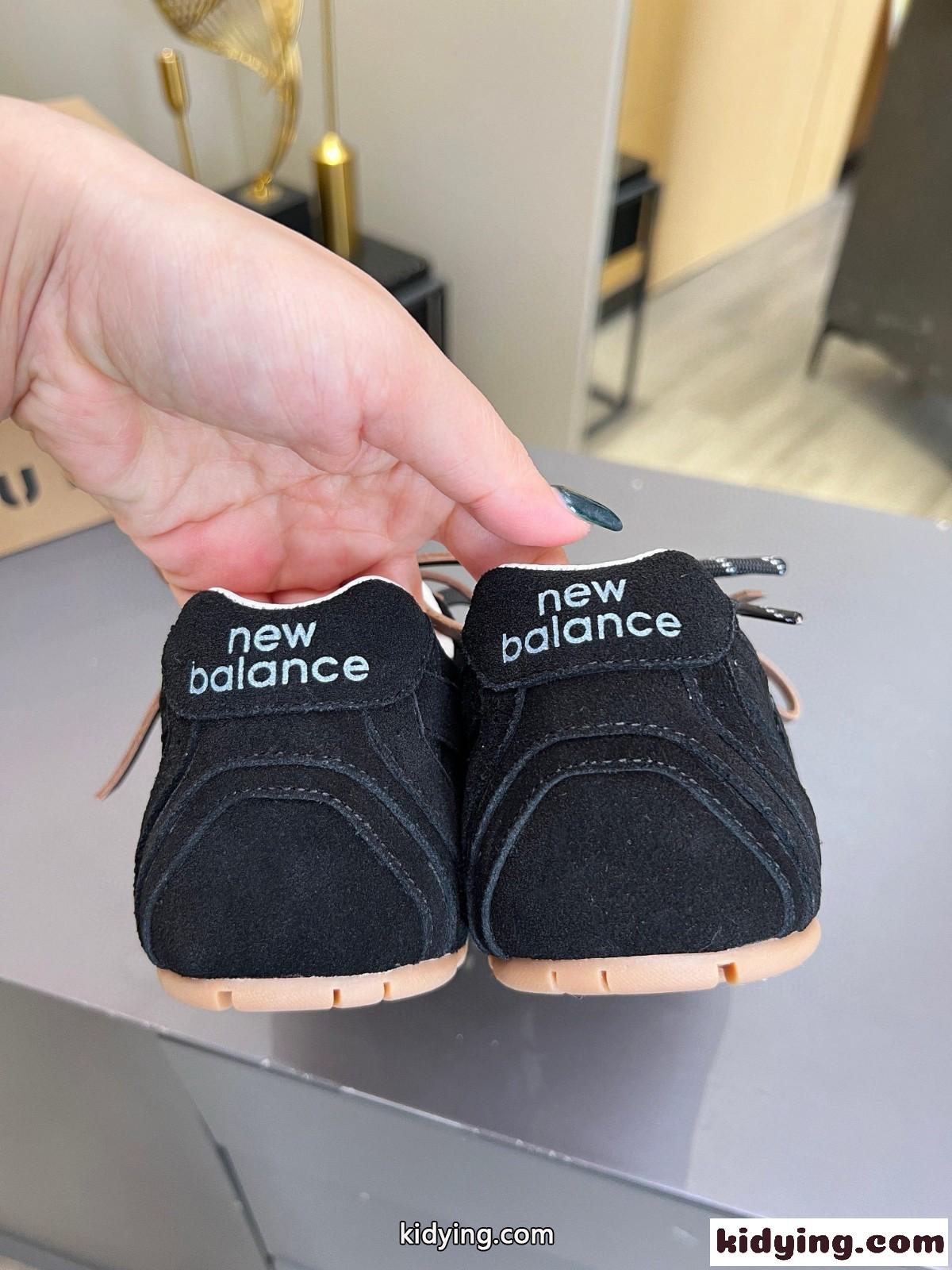 New Balance x Miu Miu xxx スエードスニーカー ミュウミュウ スニーカー コピー ブラック-1