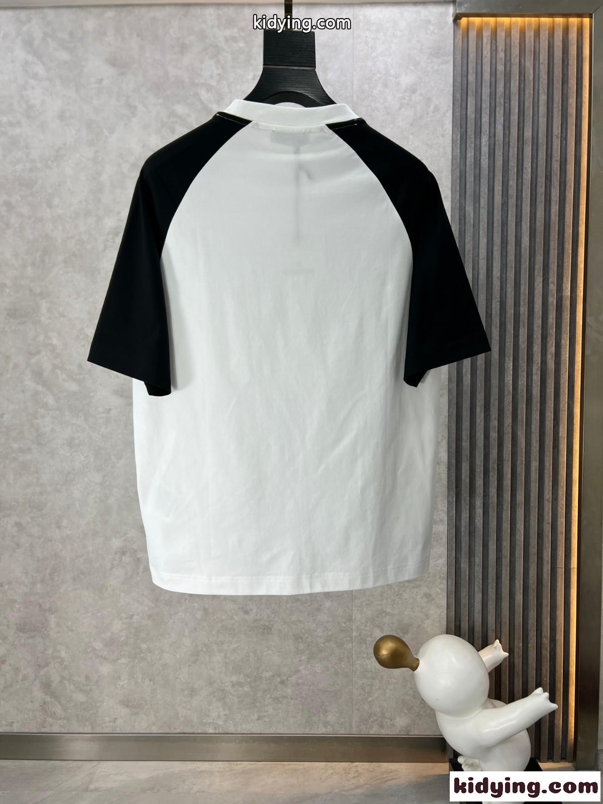 カジュアル 定番 刺繍入り 半袖Tシャツ モンクレール Tシャツ コピー ホワイト-0