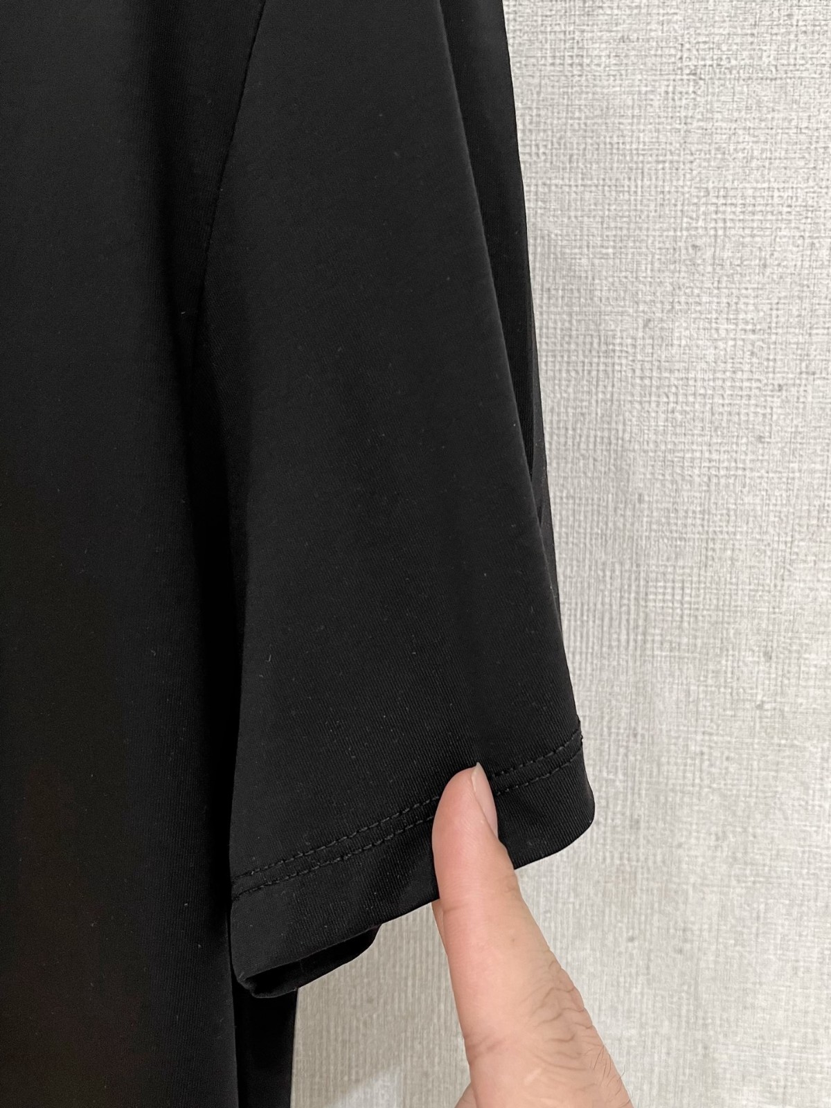 シンプル ロゴ入り クルーネック 半袖Tシャツ トムフォード Tシャツ 偽物 ブラック-4