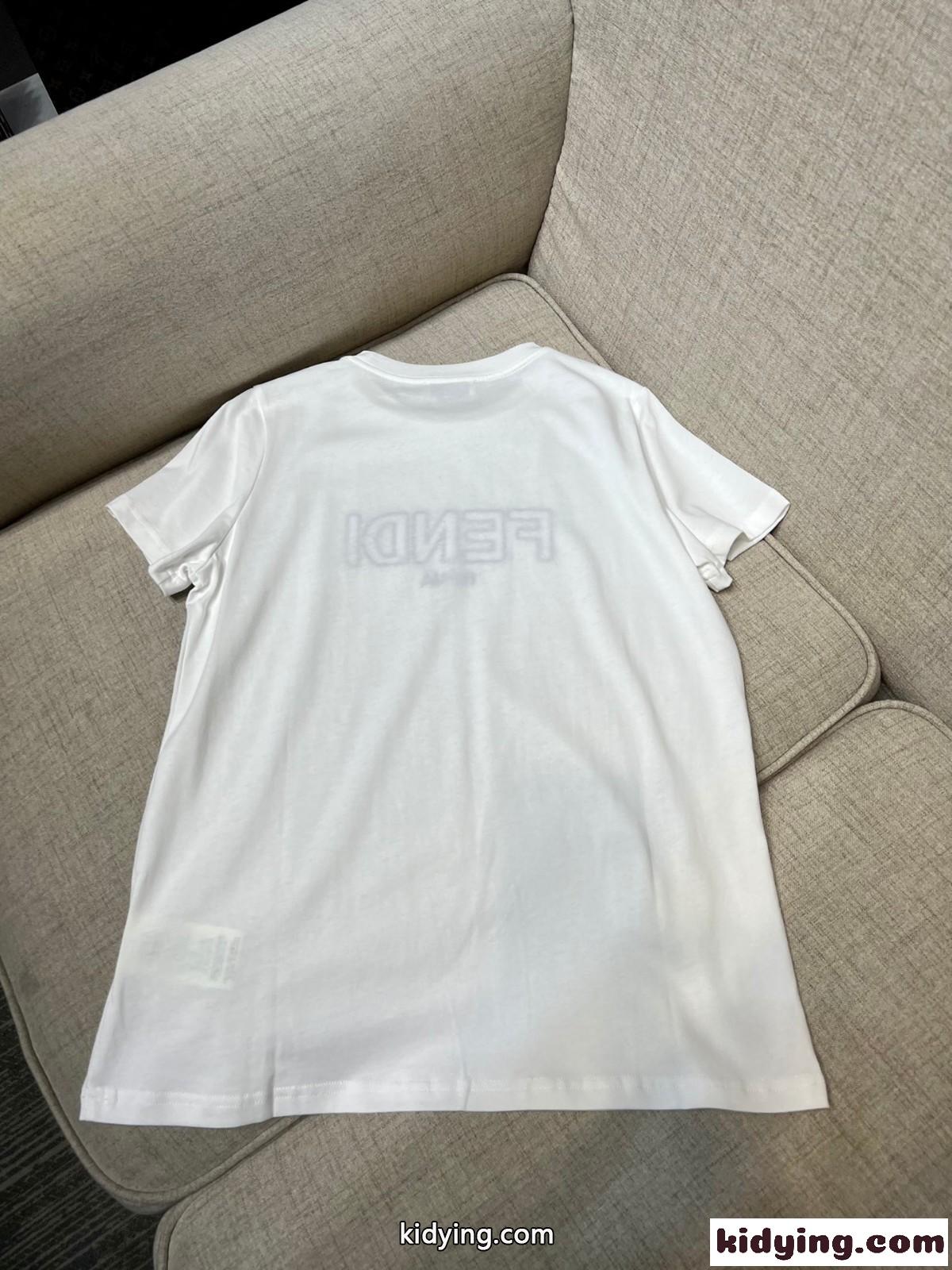 カジュアル スポーツ スパンコール フェンディ セットアップ コピー  Tシャツ ショートパンツ 2点セット-4