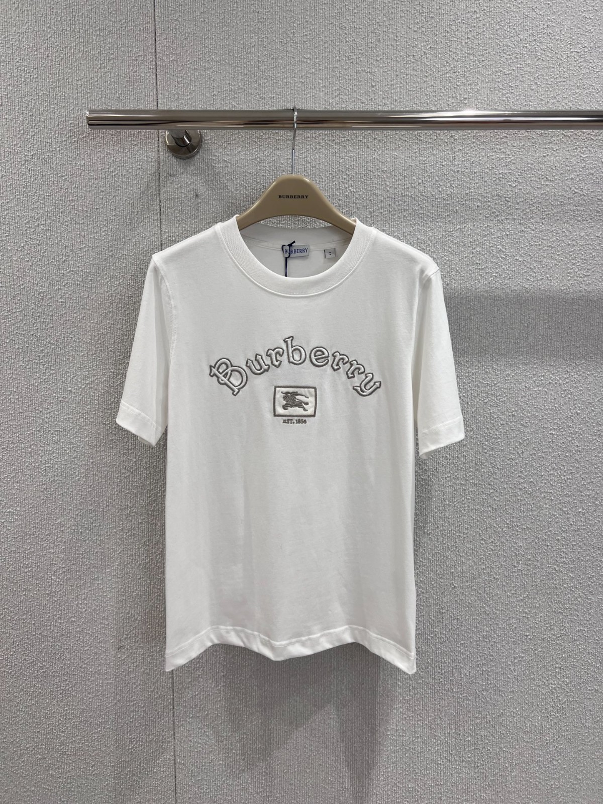 ゴシックロゴ コットンTシャツ バーバリー Tシャツ コピー クルーネック ホワイト-0