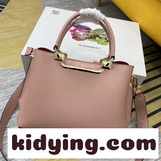 コーナー裁断手法は 輸入の小さめの牛革を採用し クロコダイルの紋様と合わせて 質感が柔らかい プラダバック お手入れ コピー-1