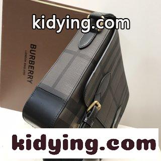 メンズメッセンジャーバッグ ショルダーバッグ 古典的なPVCスモークに小さな牛革を組み合わせて 軽くて耐久性がある バーバリー バッグ 新作コピー-1