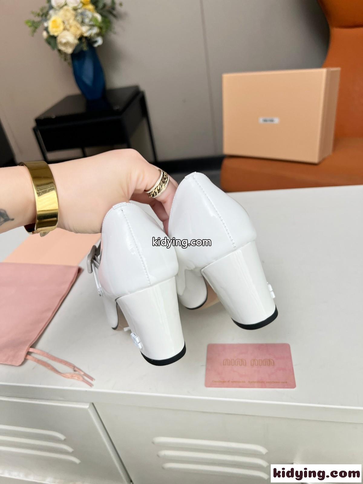 パテントレザー ストラップパンプス ミュウミュウ パンプス スーパーコピー ホワイト-3
