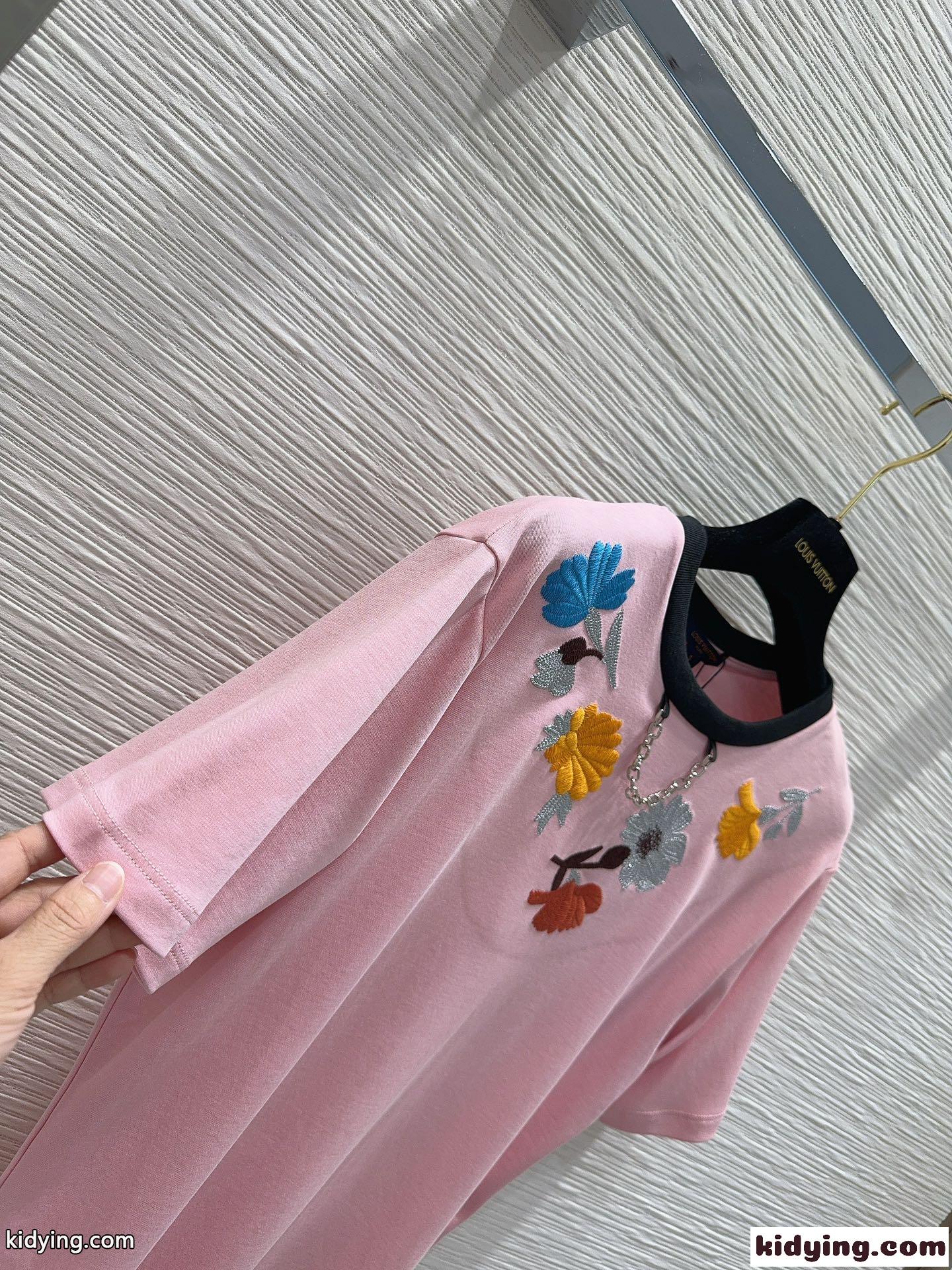 エンブロイダードカーネーションTシャツ ルイ・ヴィトン 半袖Tシャツ コピー ピンク-1