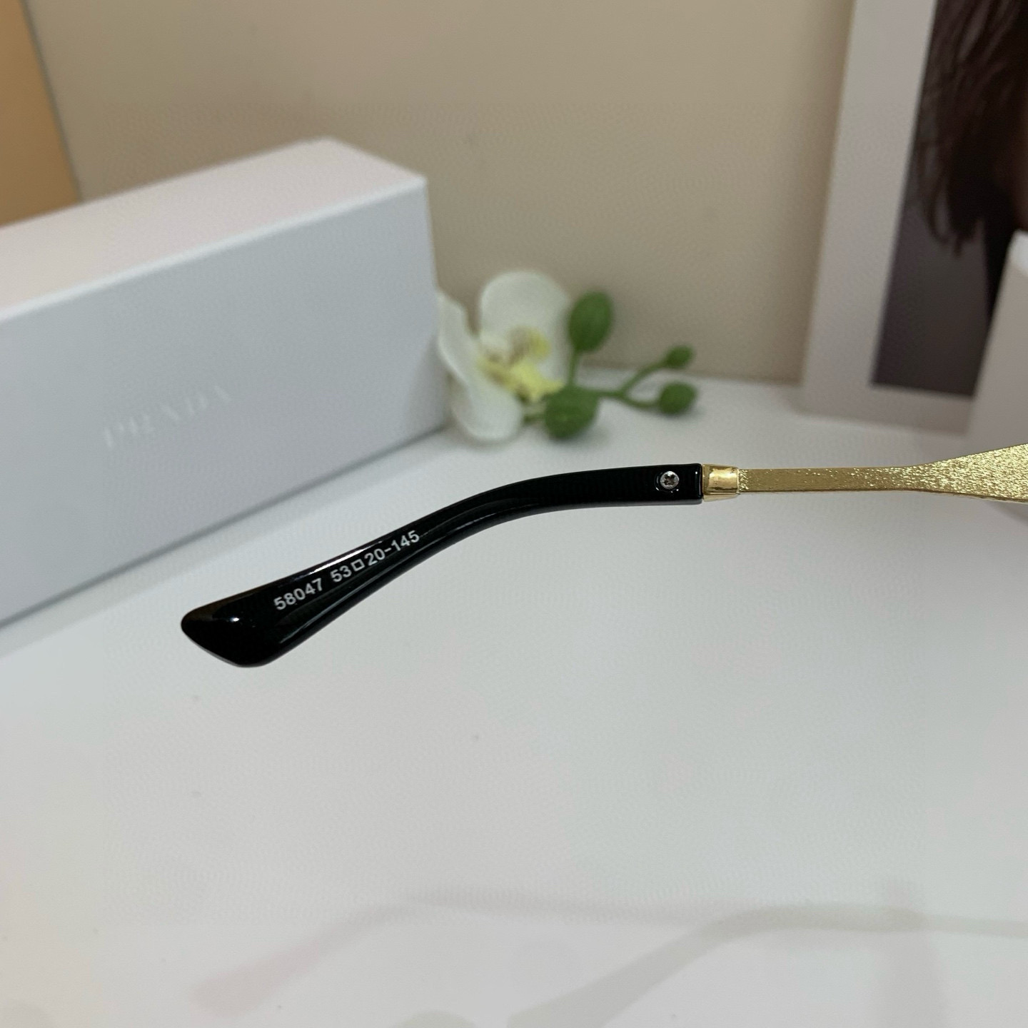 おしゃれ 合わせやすい プラダ サングラス 偽物 洗練された アイウェア-4