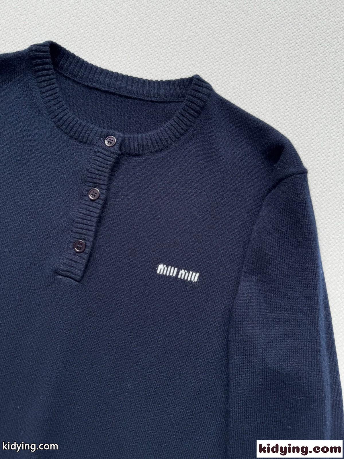 Miu Miu ロゴ刺繍入り ヘンリーネックセーター ミュウミュウ セーター コピー カシミヤ ネイビー-2