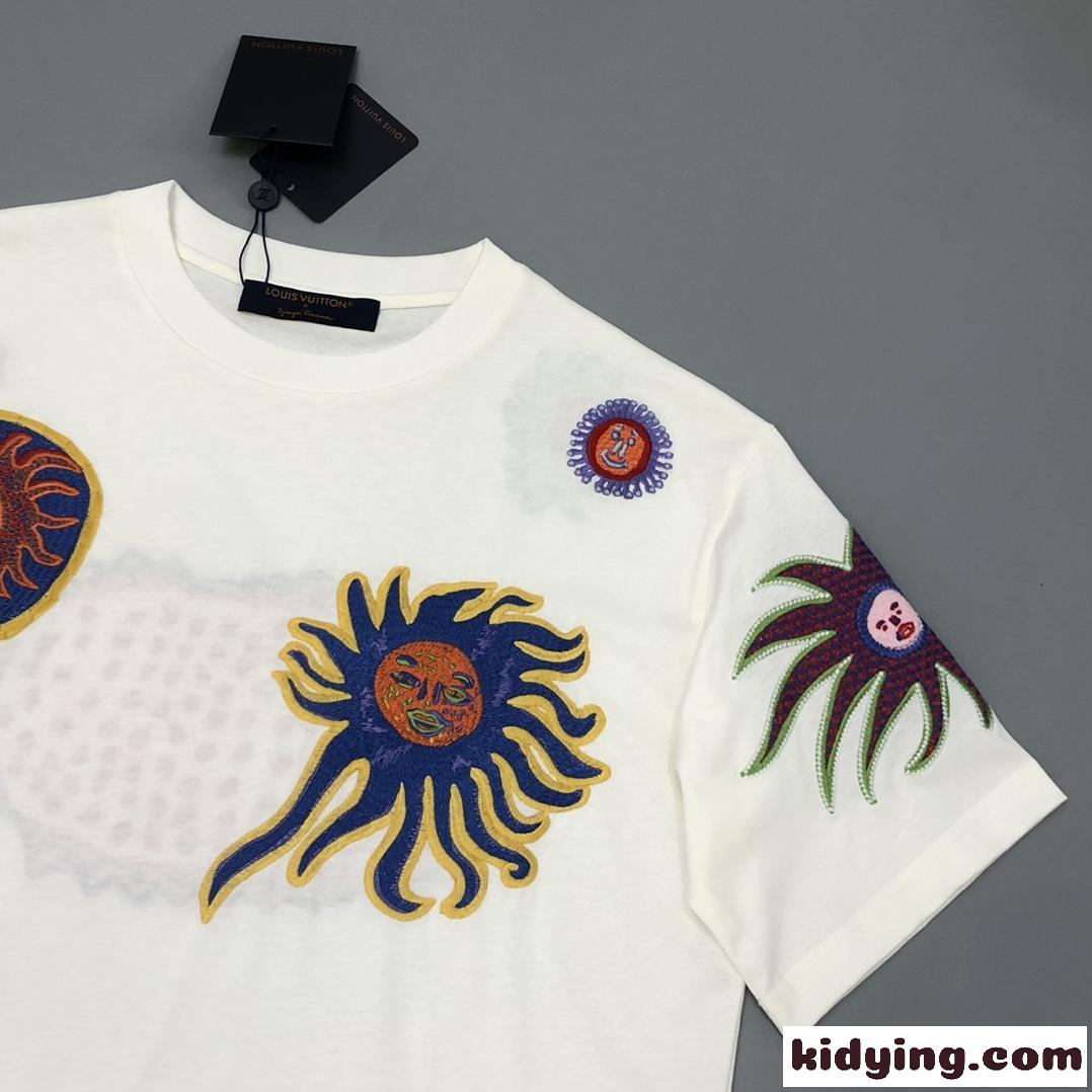 LV × YK エンブロイダードフェイスTシャツ ルイ・ヴィトン Tシャツ コピー 半袖 トップス-3