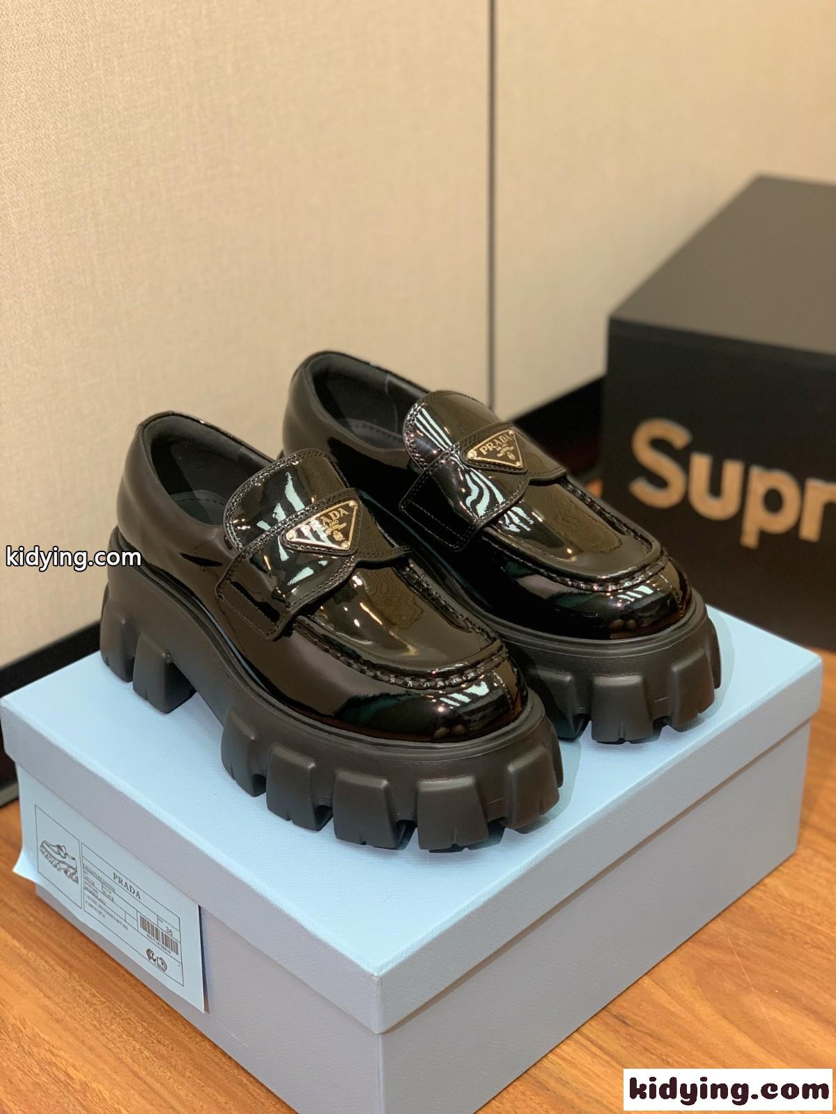 人気 定番 プラダ モノリス パテントレザー ローファー スーパーコピー-0