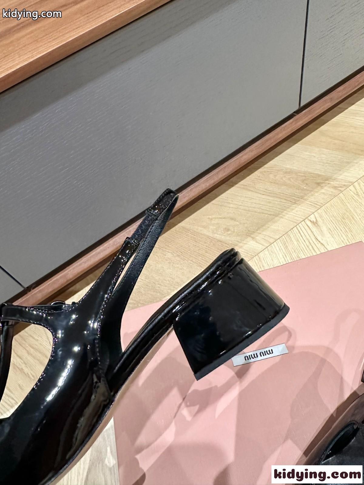 パテントレザー スリングバックパンプス ミュウミュウ パンプス スーパーコピー ブラック-4