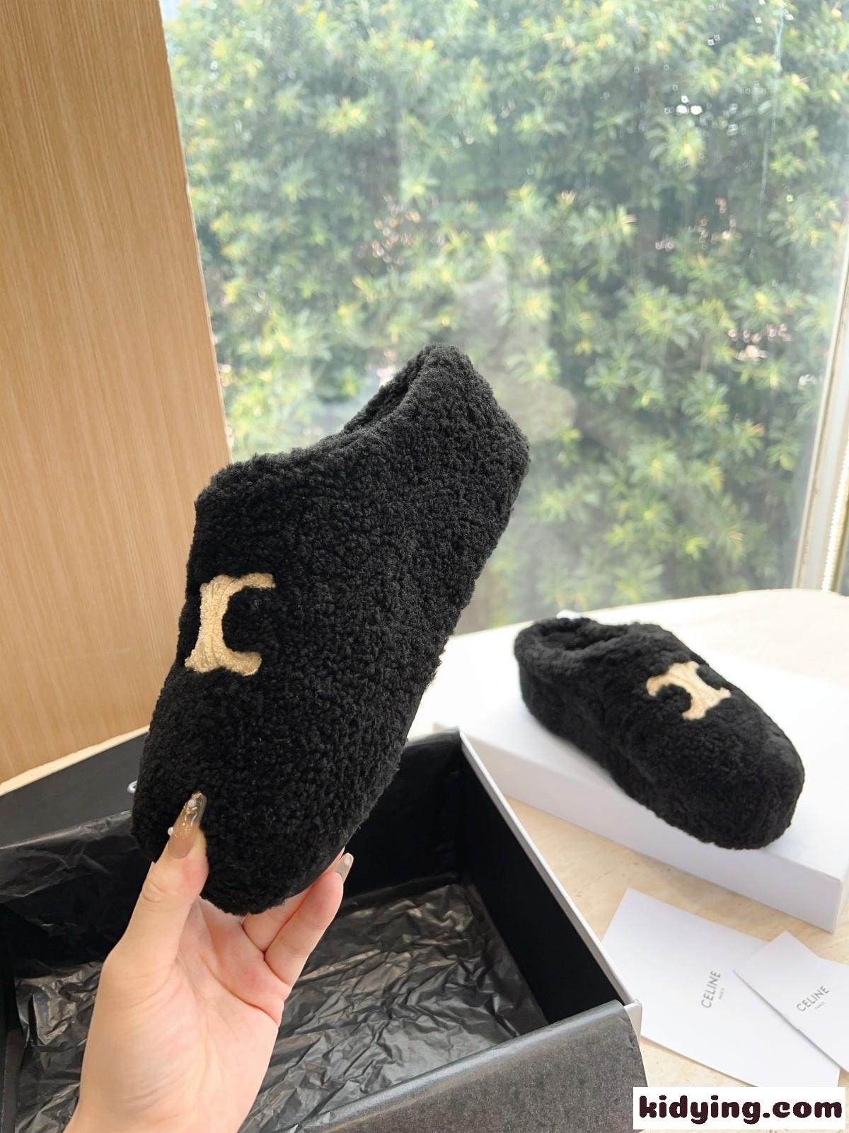 セリーヌ サンダル コピー 可愛い もこもこ トリオンフ ファー ミュール ブラック-2