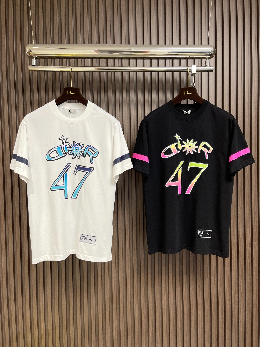 目を引く 刺繍入り クリスチャン・ディオール Tシャツ 偽物 クルーネック 半袖Tシャツ-0