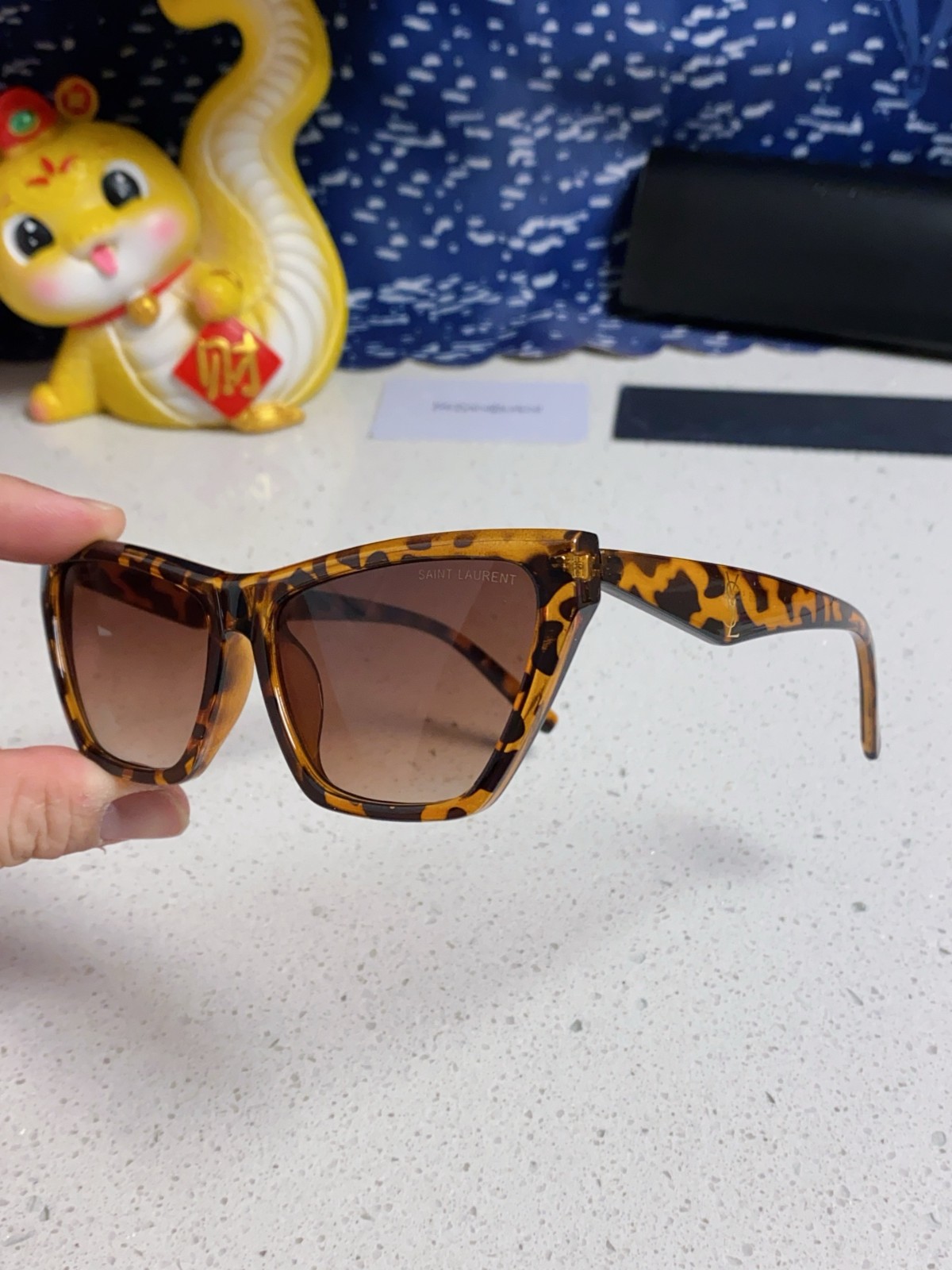 イヴ・サンローラン サングラス 偽物 ロゴ入り 定番 お洒落 キャットアイ アイウェア-3