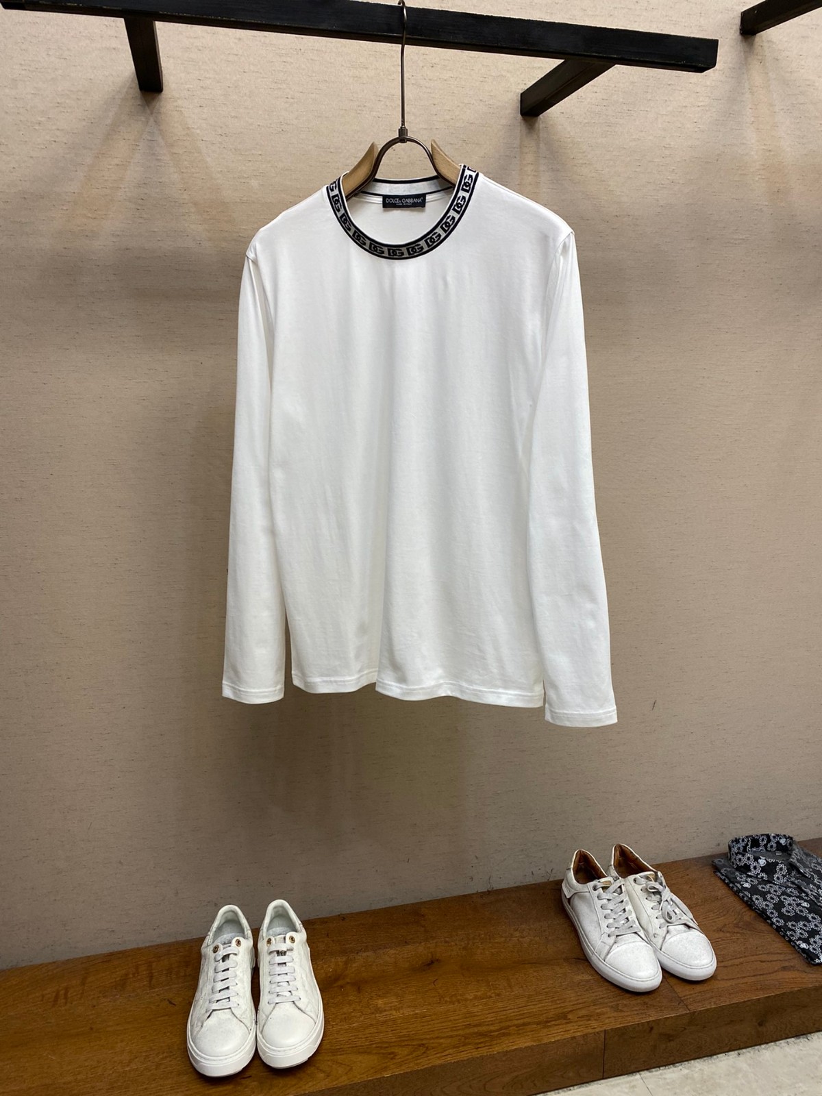 おしゃれ ネックロゴ長袖Tシャツ ドルチェ&ガッバーナ Tシャツ コピー ホワイト-0