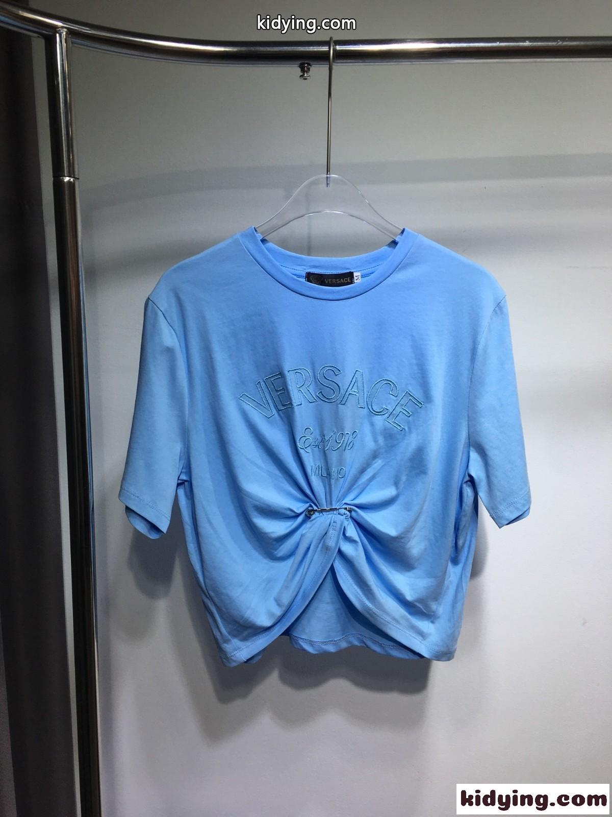 ヴェルサーチェ ミラノ スタンプ クロップ 半袖Tシャツ ヴェルサーチェ Tシャツ コピー ライトブルー-0