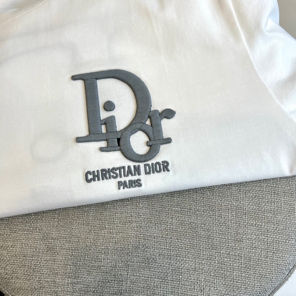 目を引く ロゴ刺繍 クリスチャン・ディオール Tシャツ 偽物 クルーネック ホワイト-1