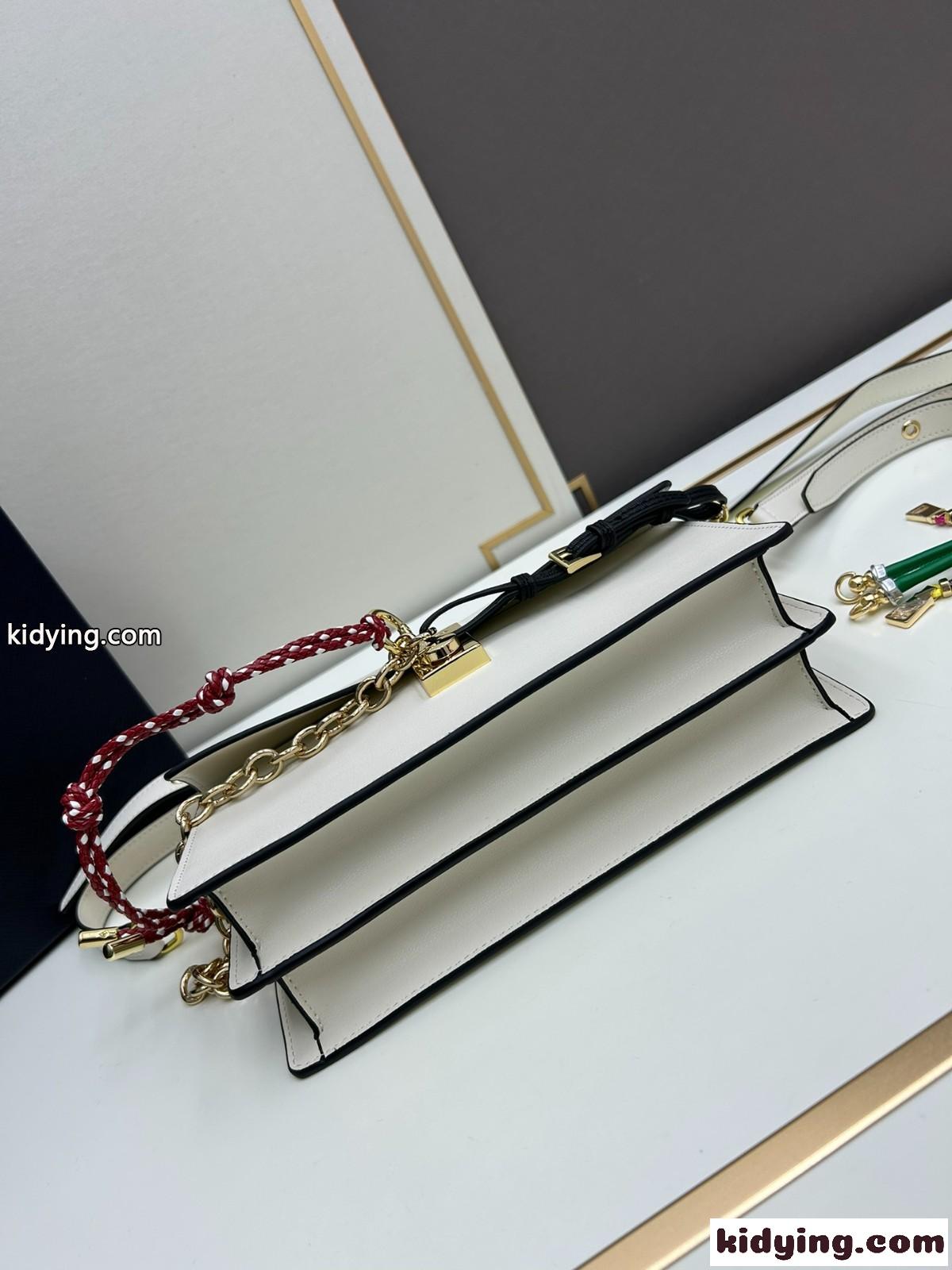 チャーム付 プラダ ソフトサウンド スモール レザー ショルダーバッグ コピー 1BD379 ホワイト-3