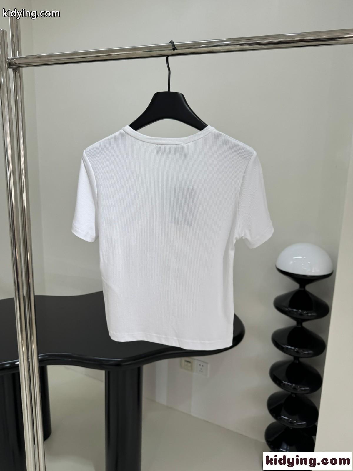 洗練された ロゴ入り クロップド丈 半袖 トップス フェンディ Tシャツ コピー ホワイト-1