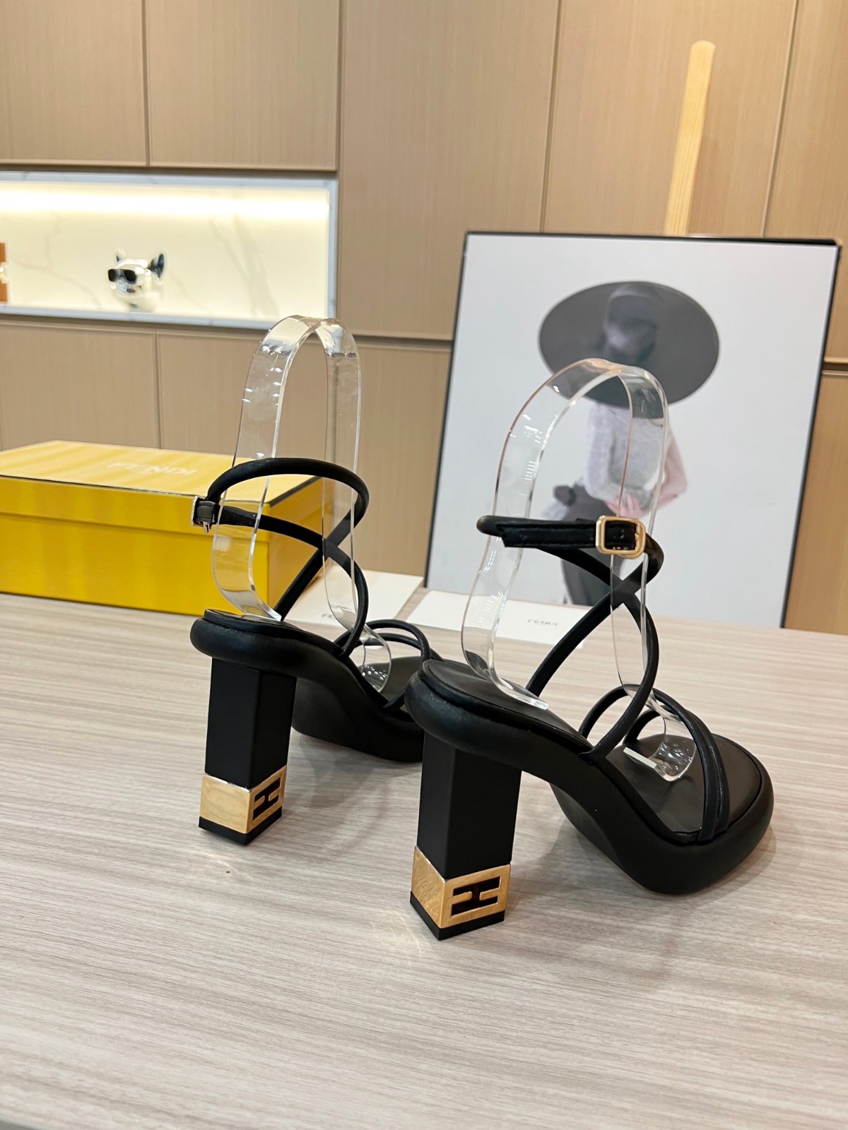 人気 シンプル フェンディ バゲットサンダル コピー レディース ブラック-1