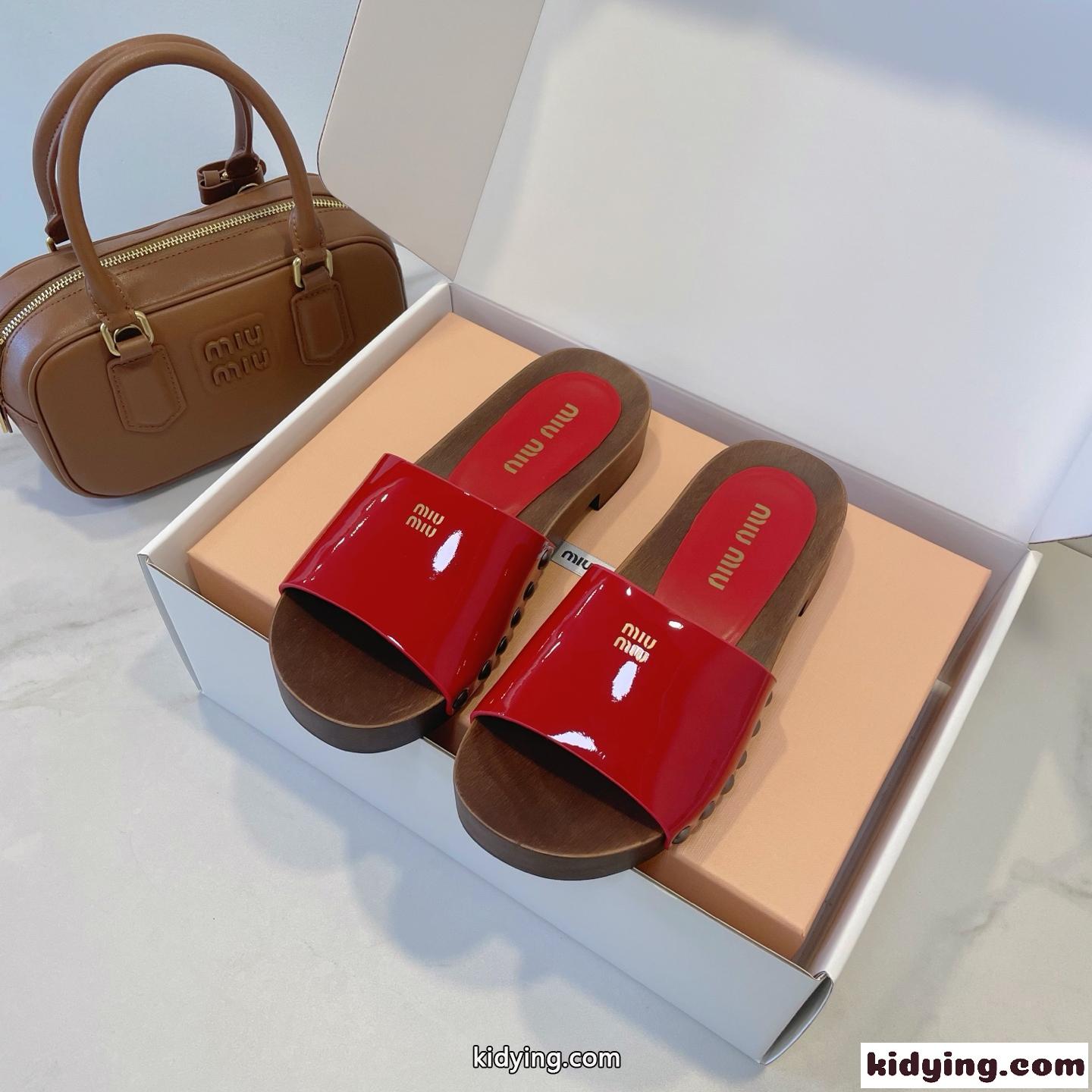 パテントレザー クロッグ ミュウミュウ サンダル スーパーコピー N級品 レッド-0