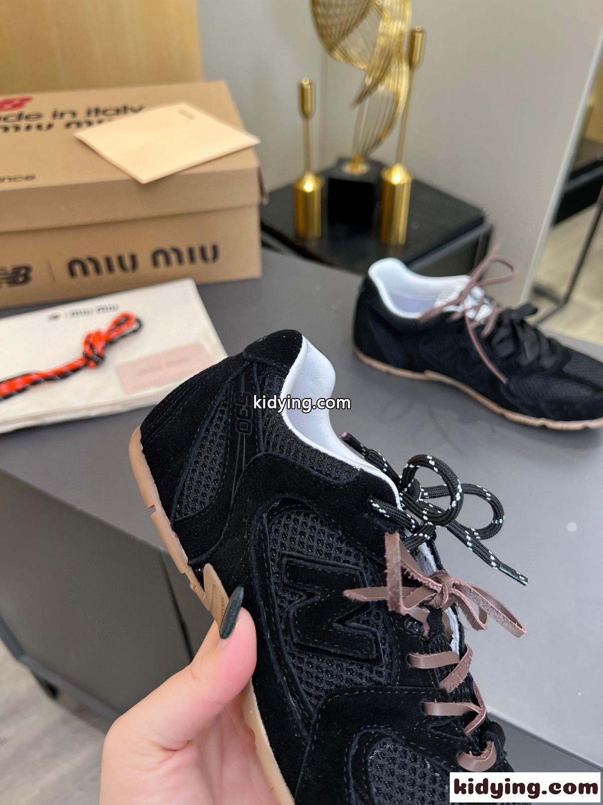 ミュウミュウ スニーカー コピー New Balance x Miu Miu xxx スエードxメッシュ スニーカー ブラック-4