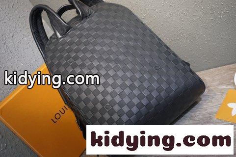 このCampusランドセルのDamier Infini牛皮は銀色の光沢を呈しており ブランドの古典的なDamier棋盤はエンボス質感で再演出されている ルイ・ヴィトン バッグ 安い コピー-1