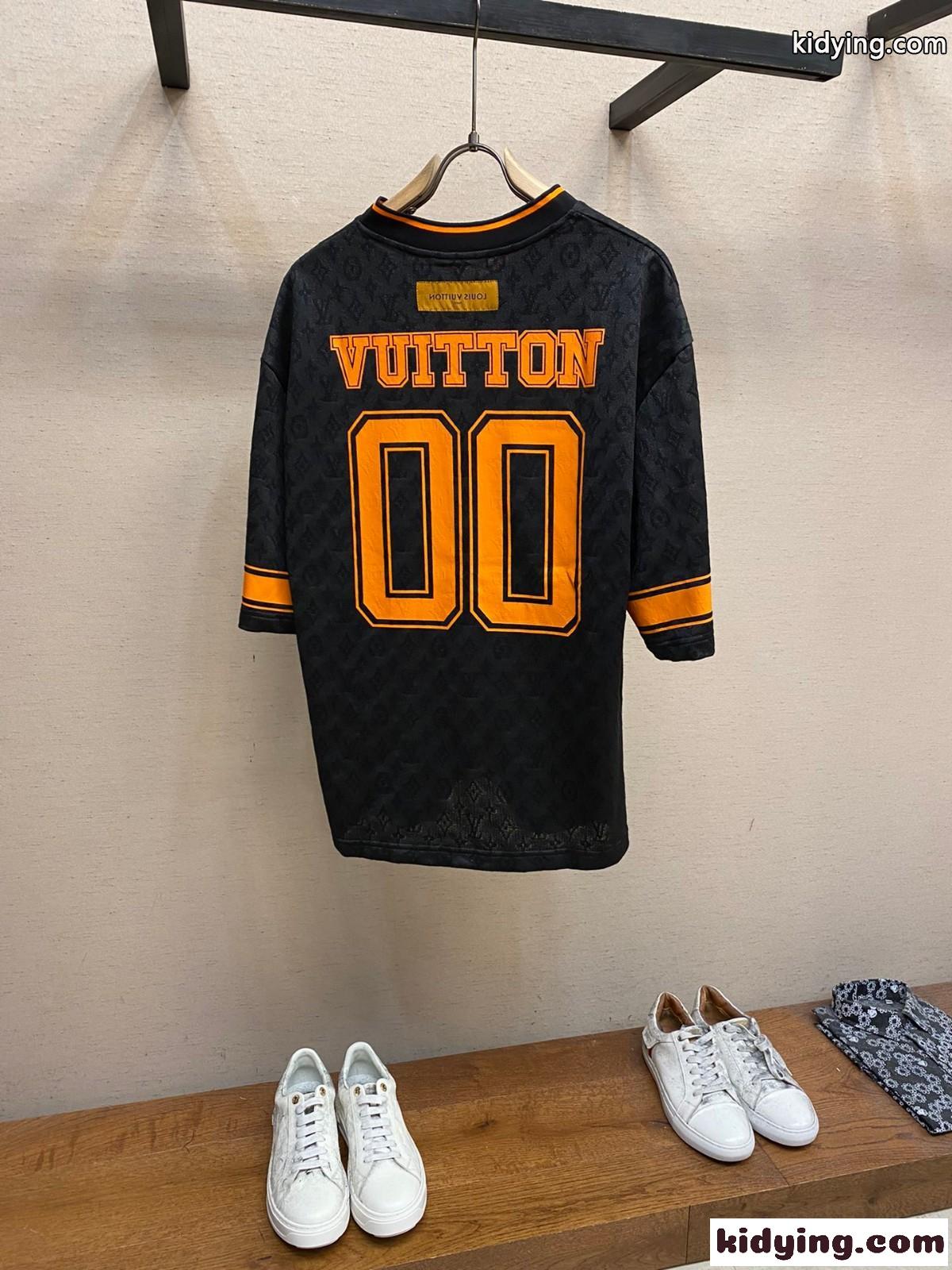モノグラムスポーティVネックTシャツ ルイ・ヴィトン Tシャツ コピー 半袖-1