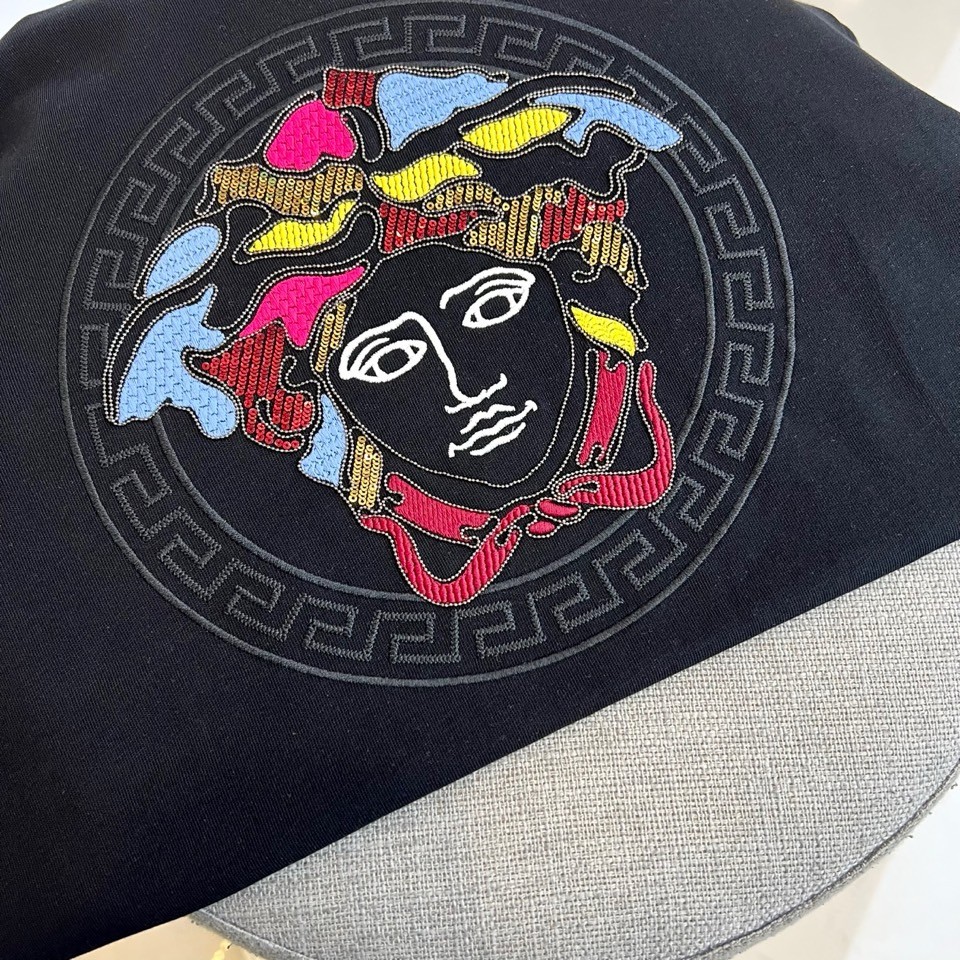 ヴェルサーチェ Tシャツ 偽物 シンプル ロゴ入り 半袖Tシャツ ブラック-2