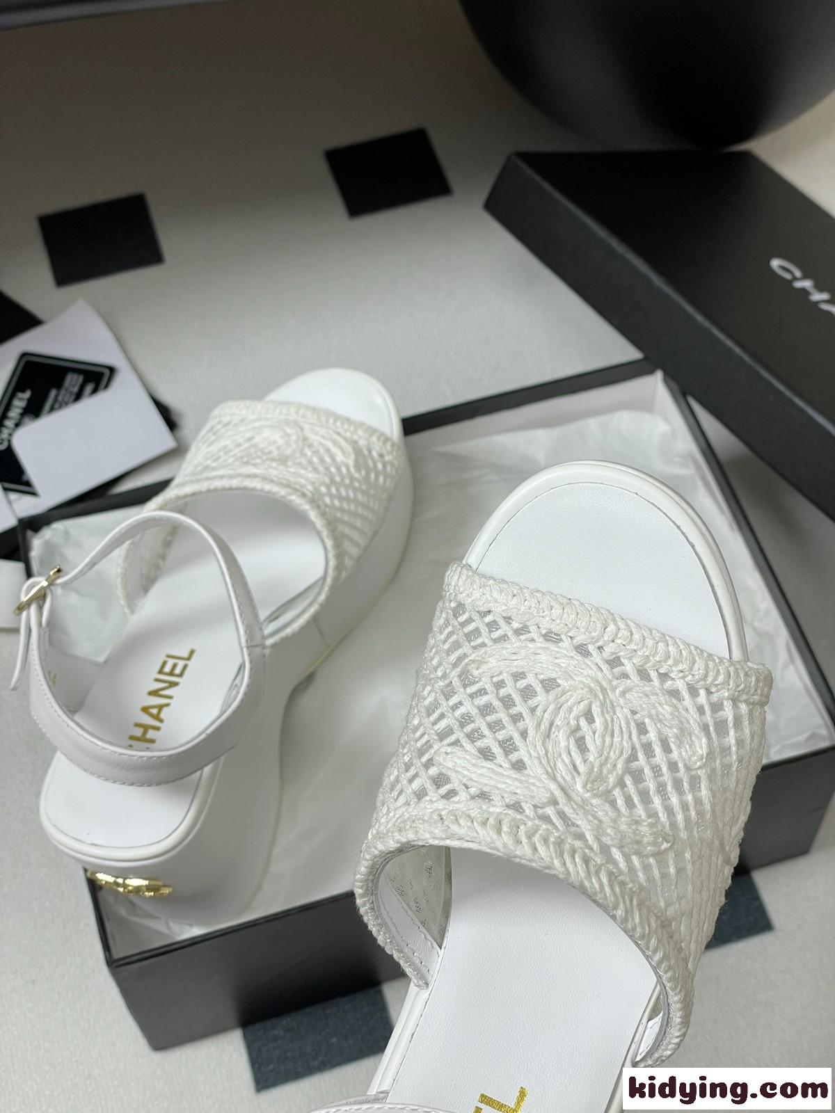 【上品で愛らしい足元】CHANEL CCロゴ メッシュ厚底サンダル コピー ホワイト-3