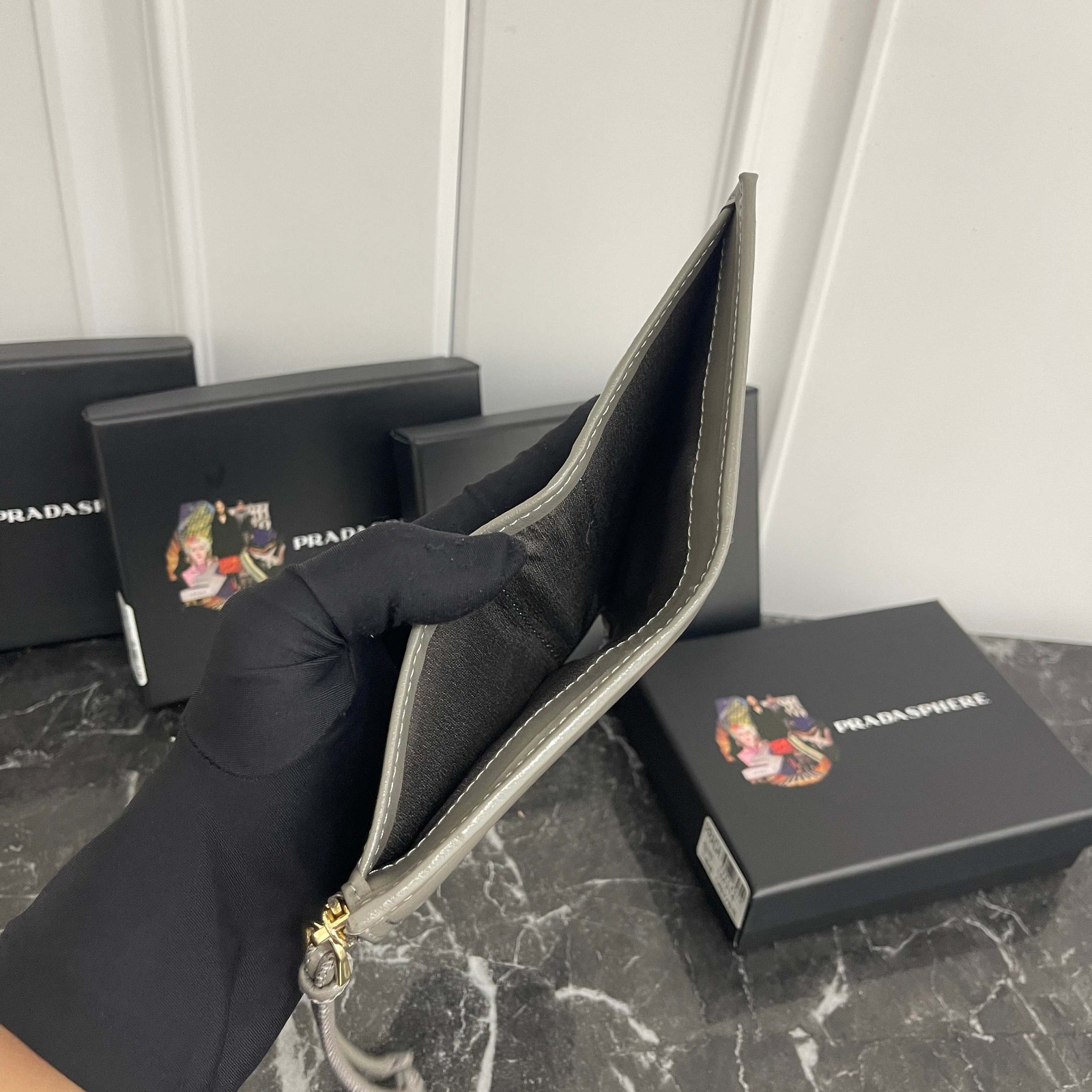 上品 シンプル 二つ折り財布 プラダ 財布 コピー コンパクトウォレット グレー-4