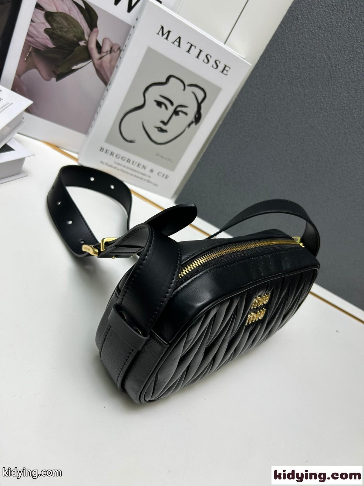 女性らしい マテラッセレザー ショルダーバッグ ミュウミュウ バッグ コピー ブラック-0